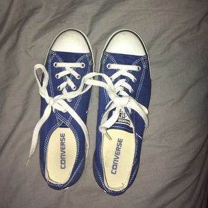 Blue low top converse